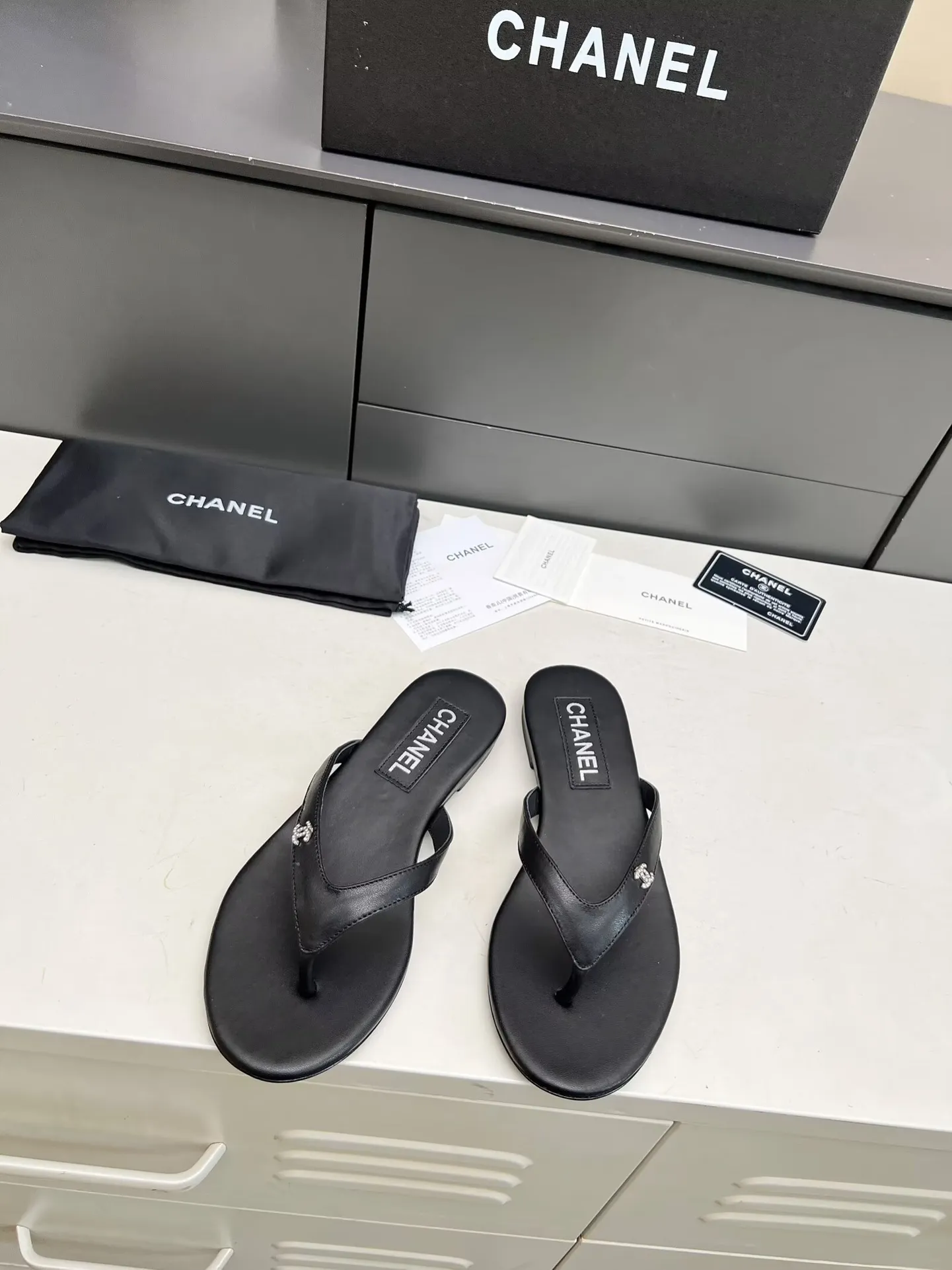 👟👟Ex-factory price 380👟👟 Chanel new spring and summer genuine leather outsole flip-flops✅ I was really moved by this shoe when I first saw it💓 I liked it at first sight [surprised], 😊 and it has Chanel’s classic diamond logo💎 Fabric: imported cowhide 🐂 Denim, velvet Lining: cow lining Color: black Code number: 35-41 (41 can be customized and non-returnable) Outsole: Made of genuine leather outsole Packaging: with card, cloth bag